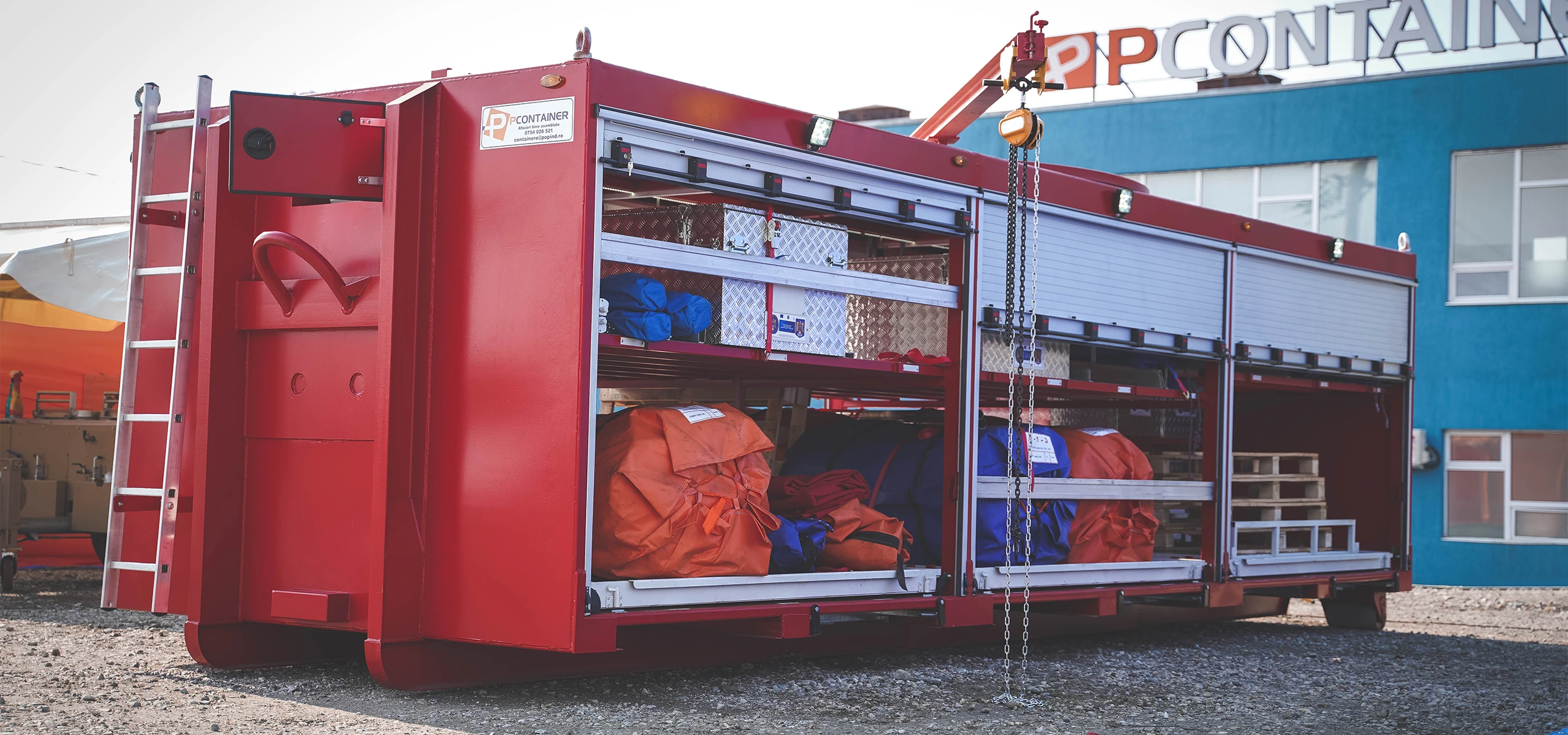 Container special ro?u PContainer, echipat pentru interven?ii ?i depozitarea organizat? a echipamentelor de urgen??.